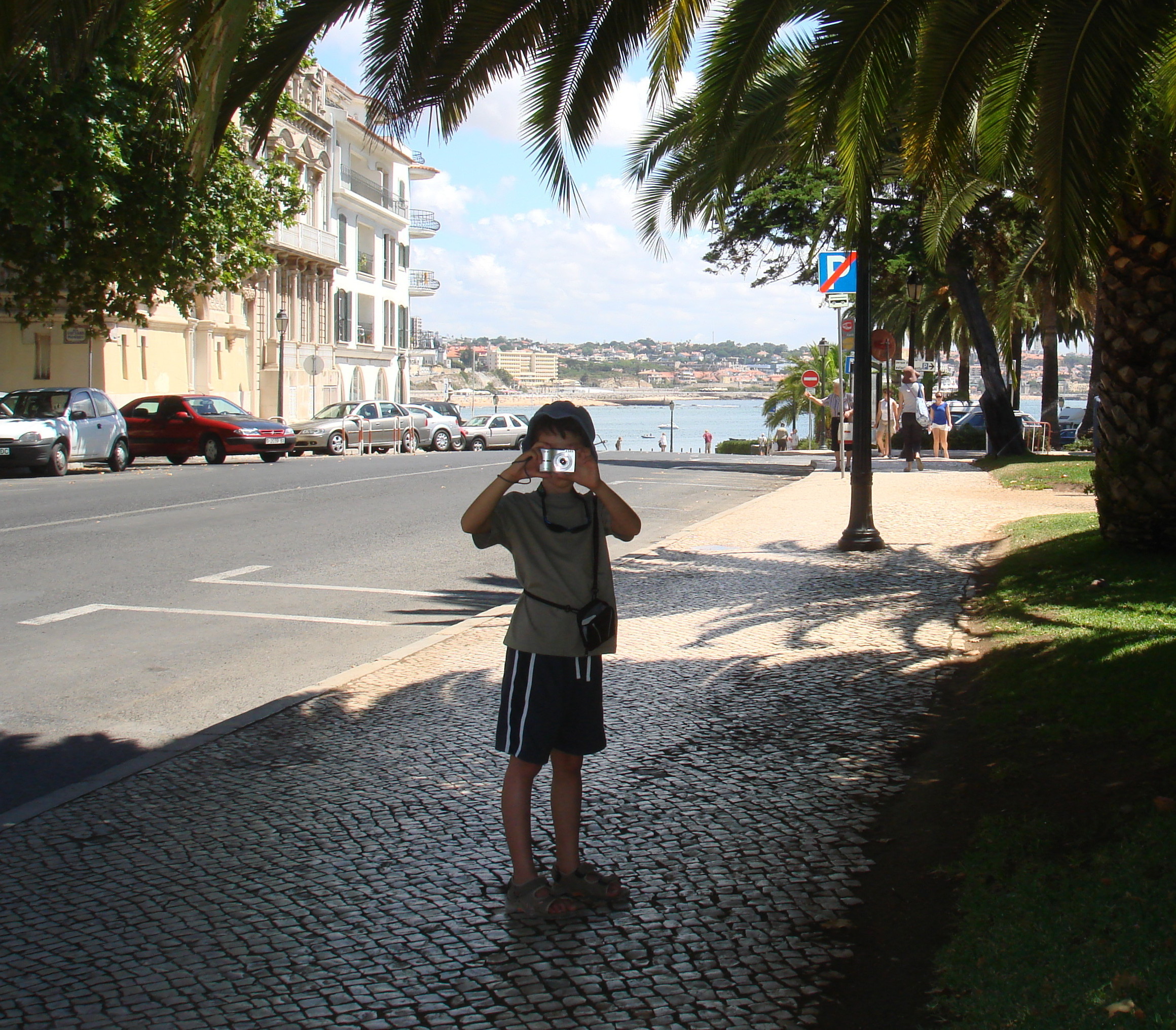 boy with camera in Lisbon. Copyright reserved to the photographer. Contact mapandfamily.com