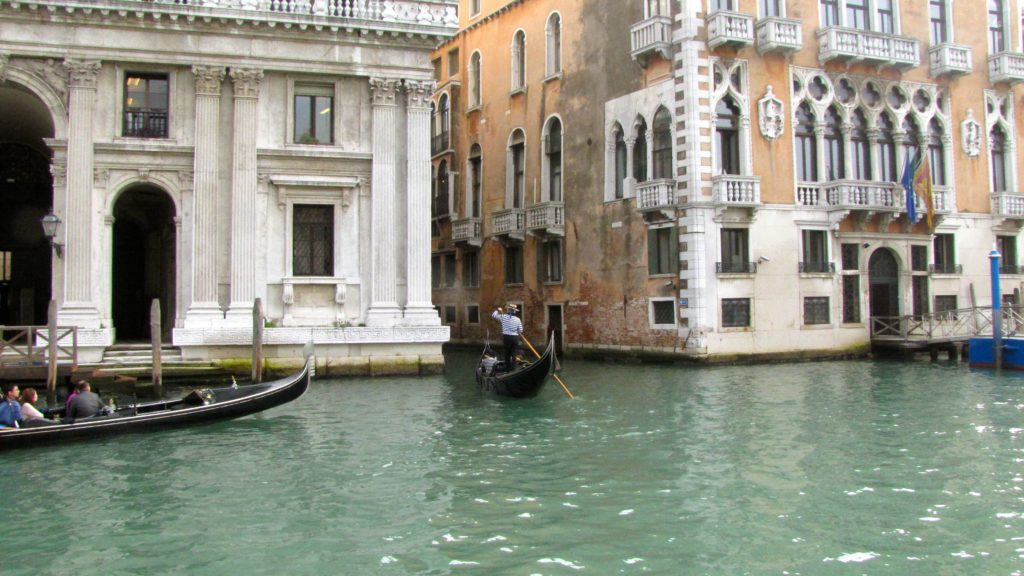 Venice with teenagers: Gondolier navigating a turn. Copyright©2015 reserved to photographer. Contact mapandfamily.com