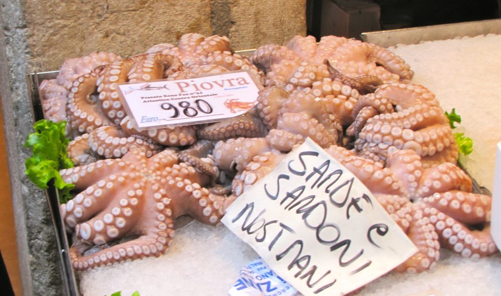 Venice with teens: tentacles in fish market. Copyright©2015 reserved to photographer. Contact mapandfamily.com