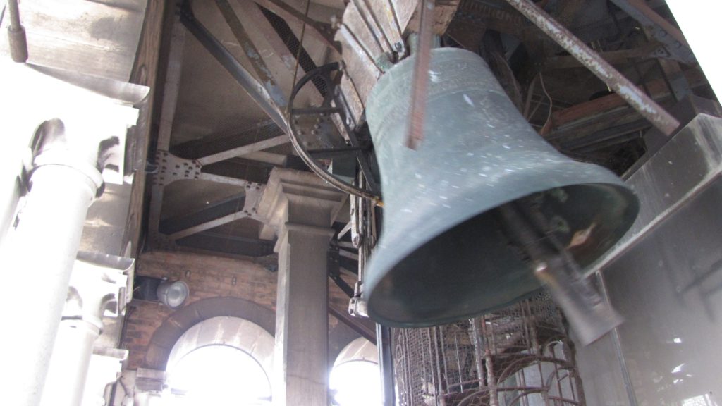 Venice with teens: Grey bell ringing on Campanile. Copyright©2015 reserved to photographer. Contact mapandfamily.com. 