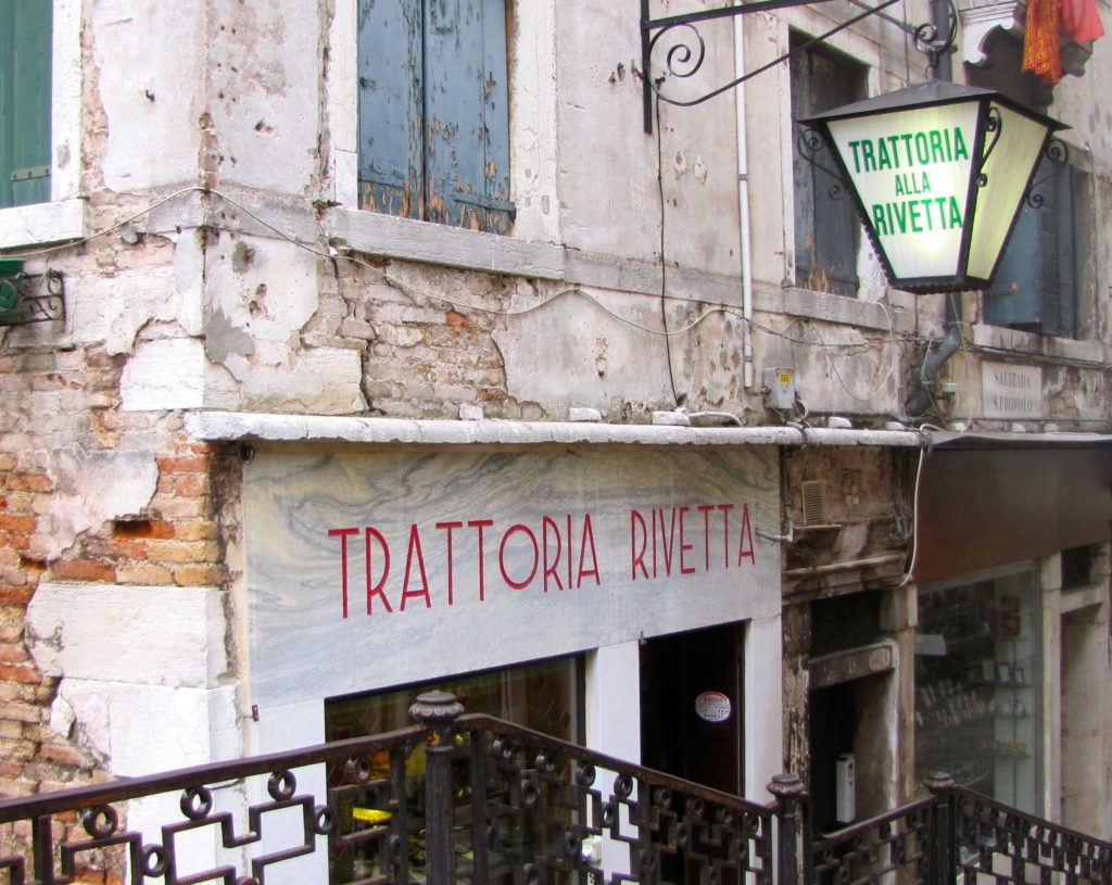 Venice with teens: trattoria lantern. Copyright©2015 reserved to photographer. Contact mapandfamily.com