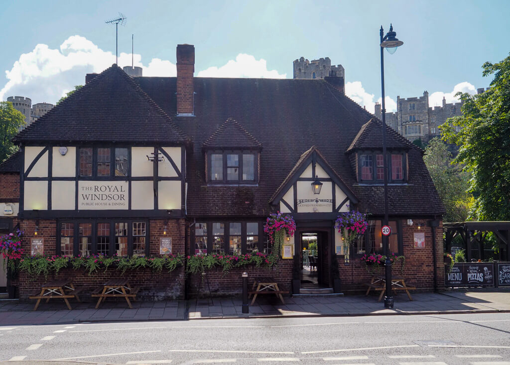 Tudorbethan style pub with gables and a lantern over the entrance. Copyright@2023 mapandfamily.com 