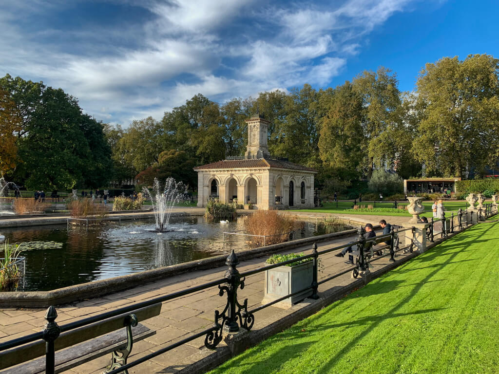 Pretty Italianate gardens with fountains in Hyde Park near Bayswater. Copyright 2024@mapandfamily.com 