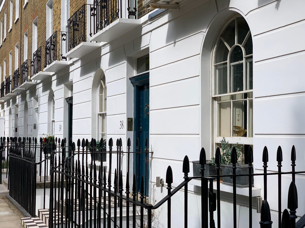 Smart stucco and brick Georgian houses with arched windows in Kensington. Copyright 2024@mapandfamily.com 